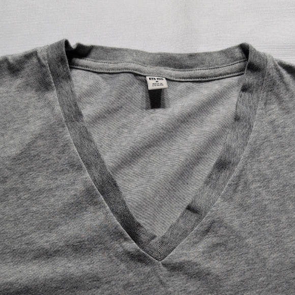 Uniqlo Gray Short Sleeve Tee - Picture 3 of 6